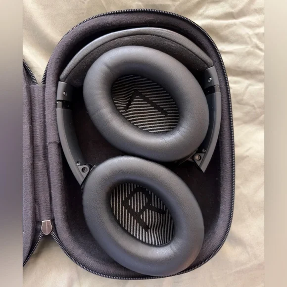 Bose QuietComfort 35 (Series I) Wireless Headphones, Noise Cancelling - Black - Picture 3 of 7